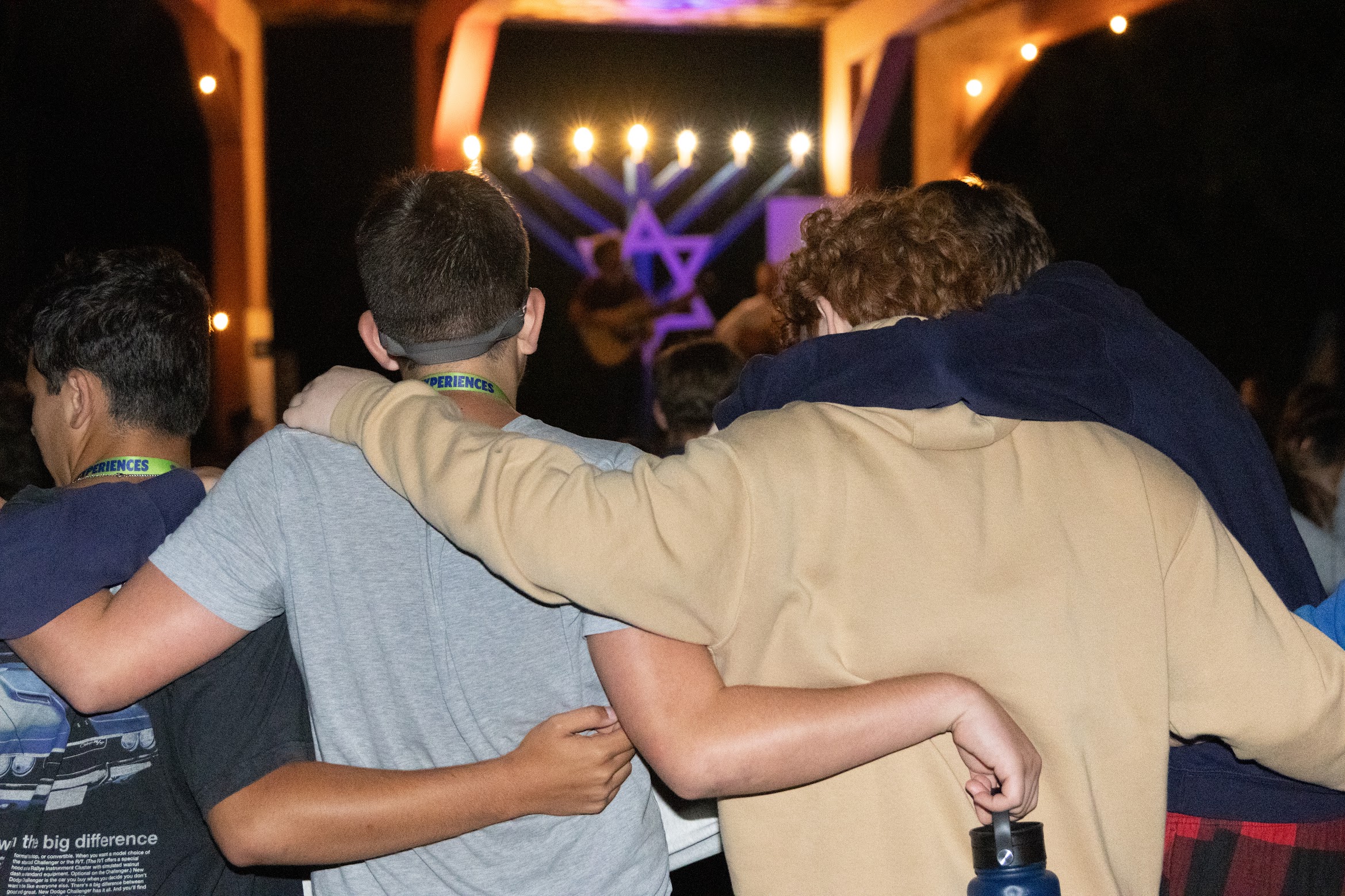 Un groupe de personnes faisant la fête sur scène
