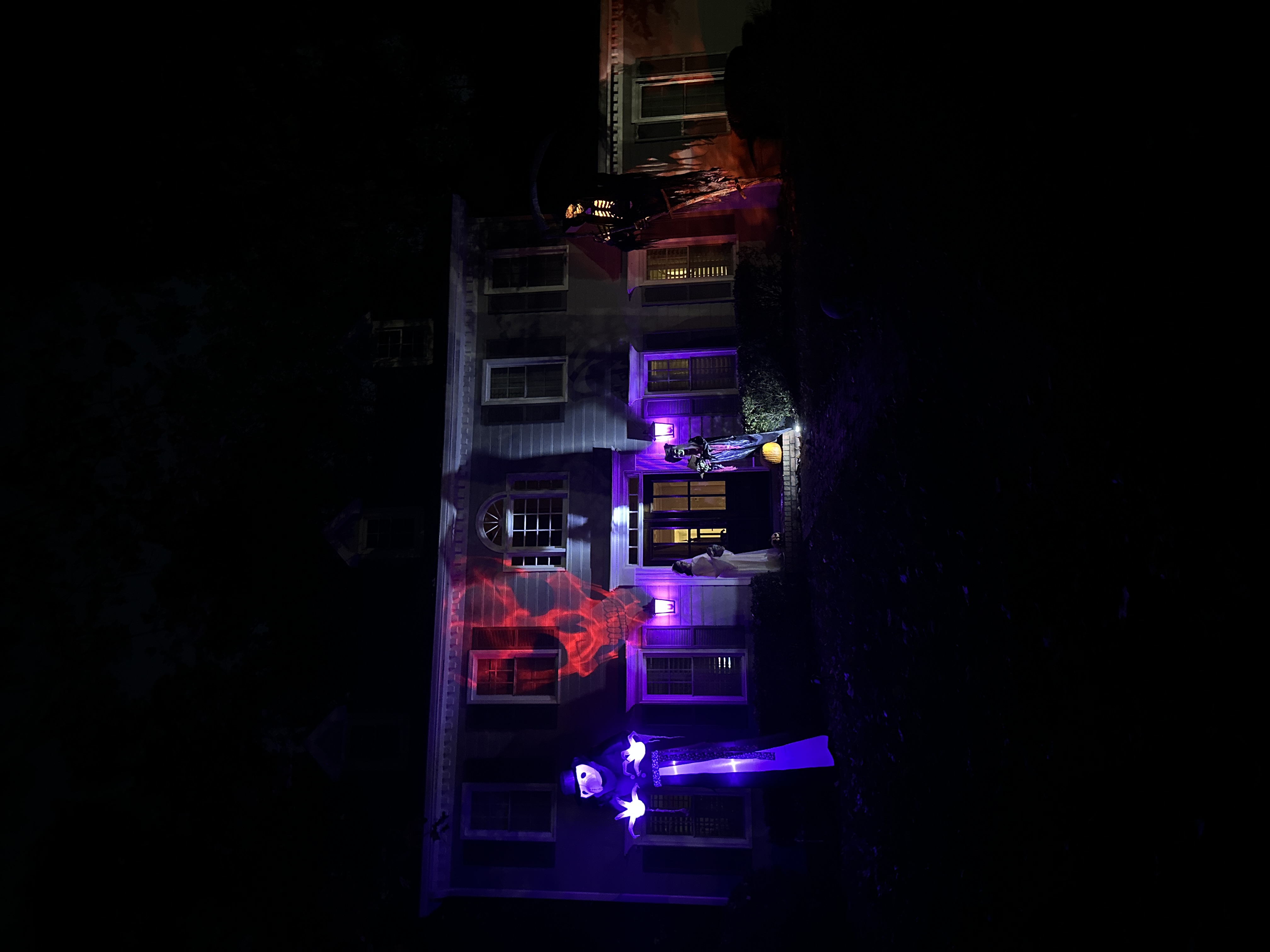 Un groupe de personnes faisant la fête sur scène