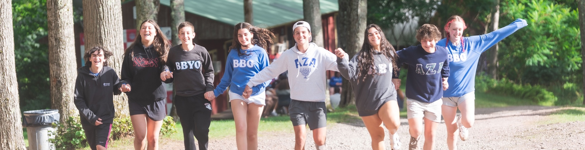 Un groupe de jeunes de tous horizons souriant lors d'un événement communautaire