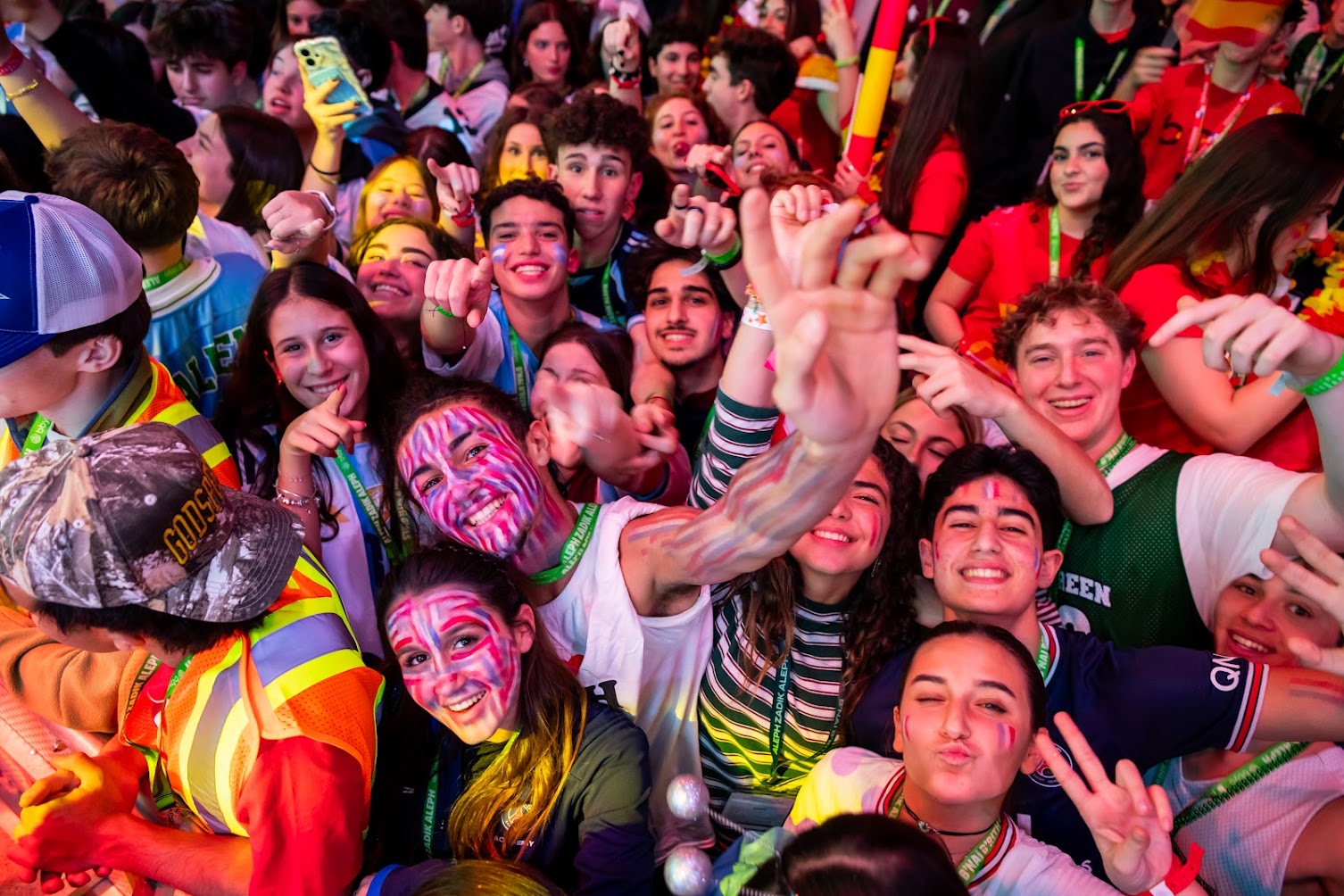 Célébration BBYO , avec des confettis, des lumières et une foule de participants