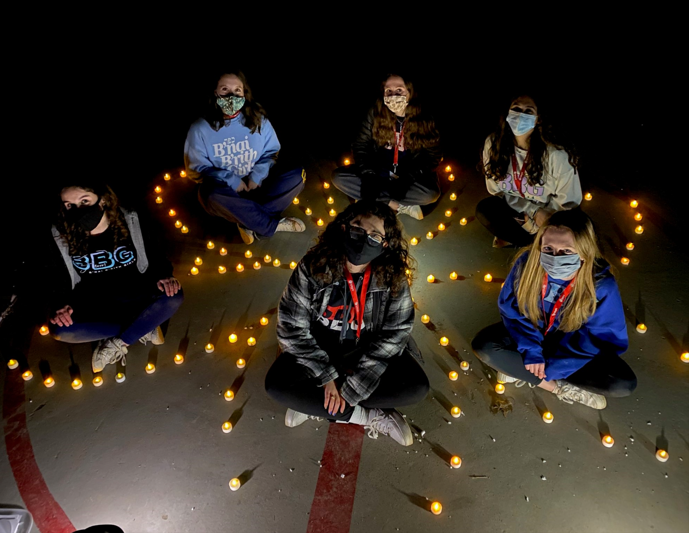 Un groupe de personnes faisant la fête sur scène