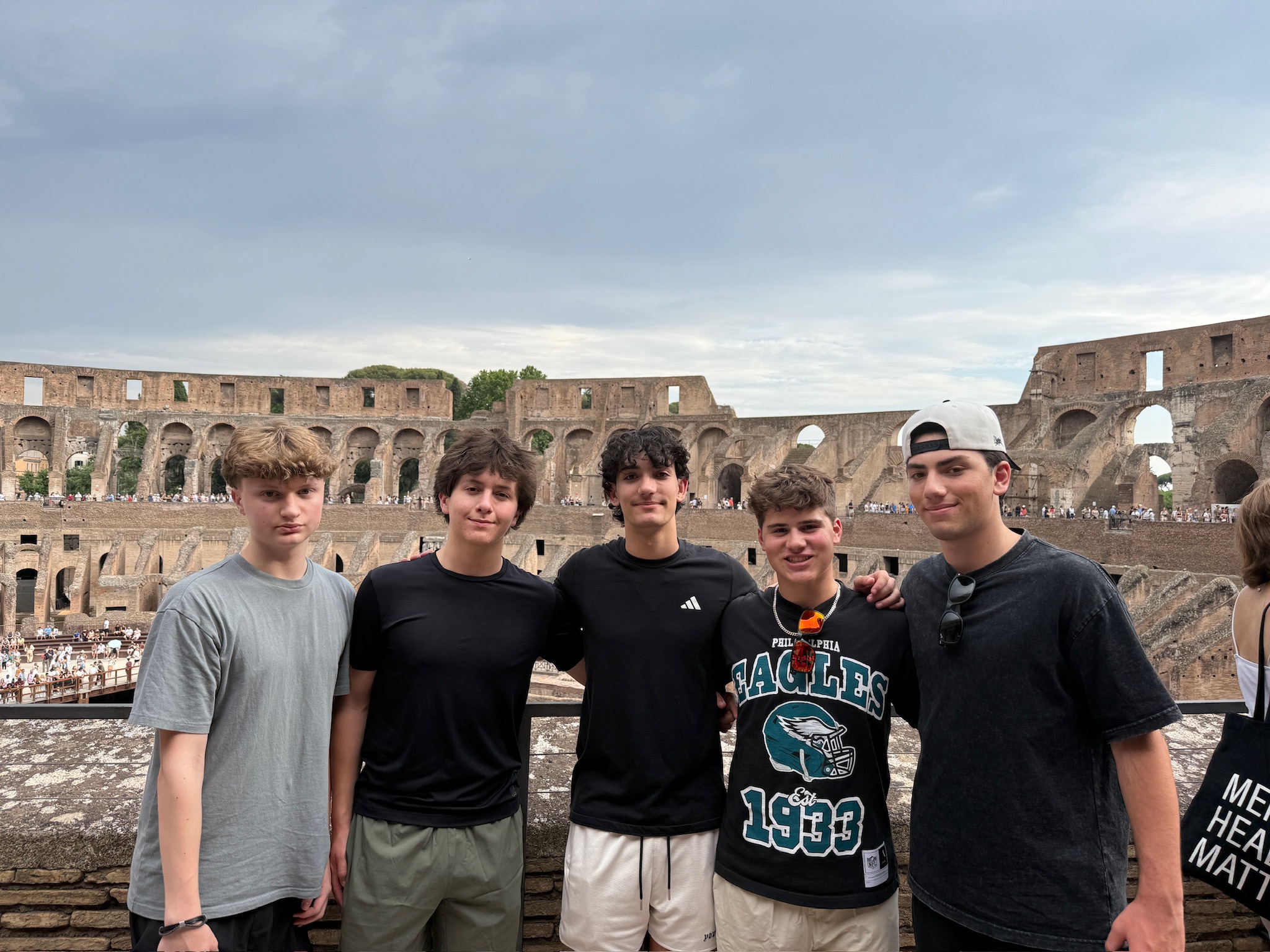 Un groupe de personnes souriant en plein air