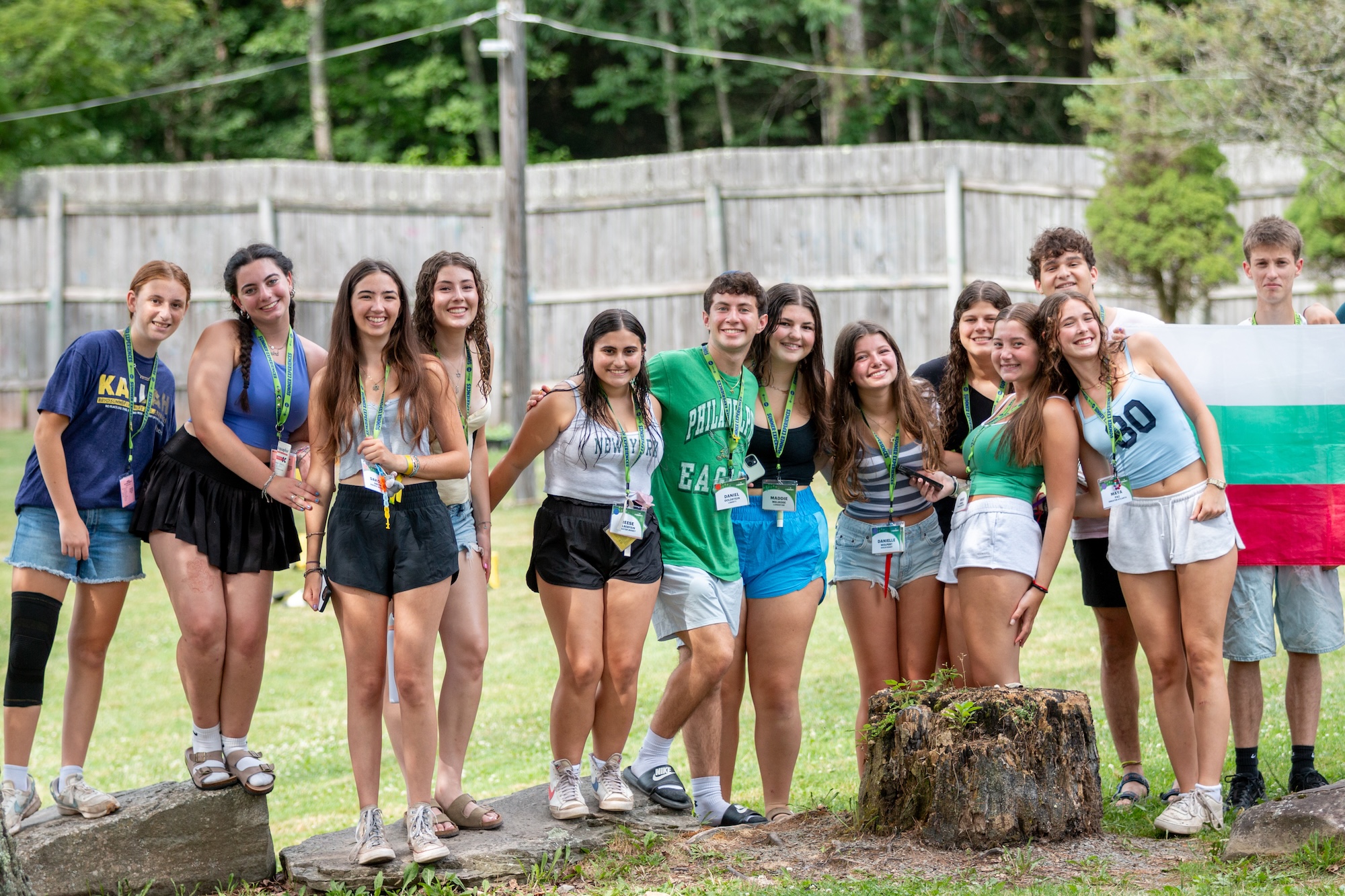 Un groupe de jeunes de tous horizons souriant lors d'un événement communautaire