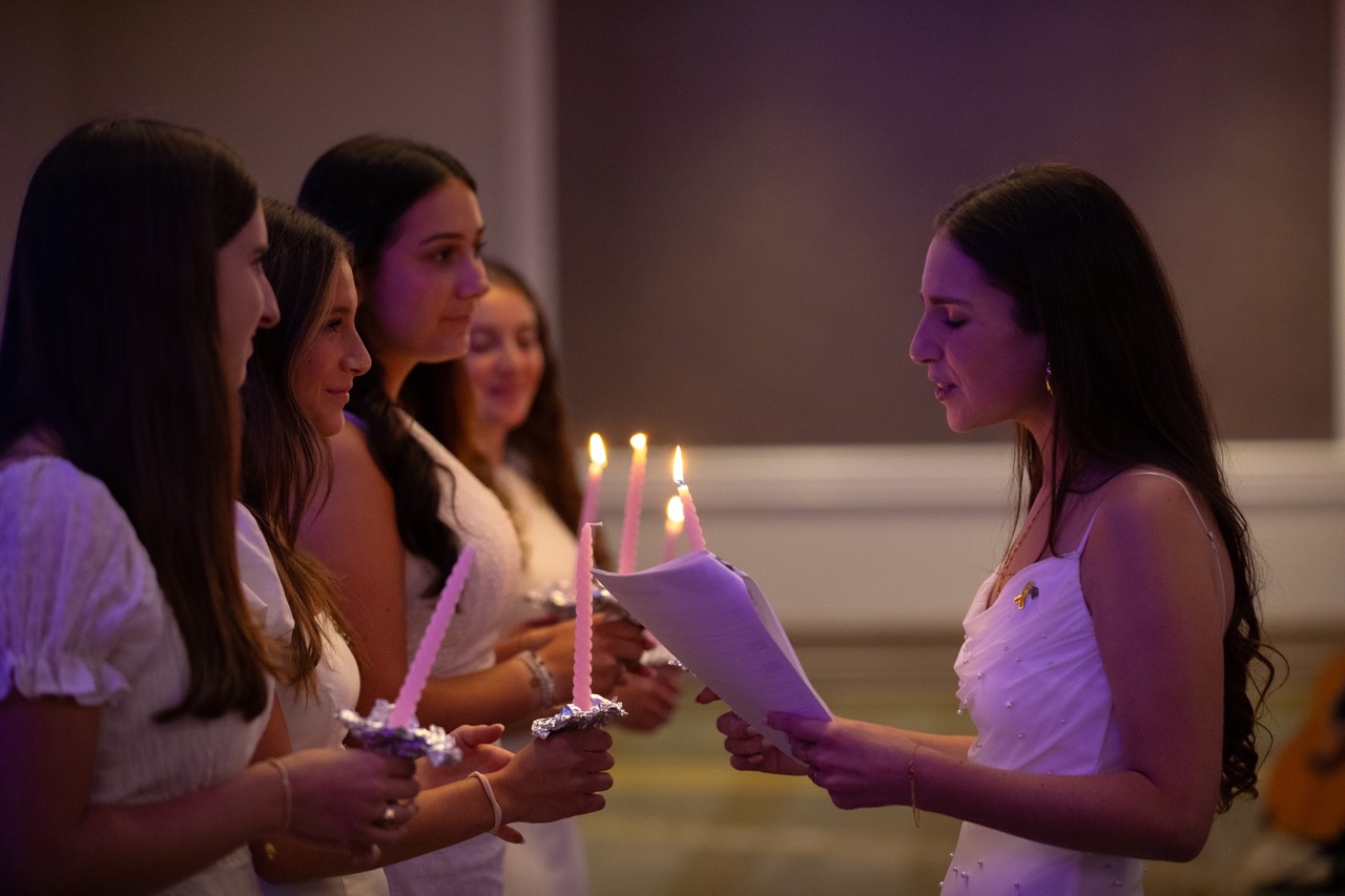 Un groupe de personnes faisant la fête sur scène