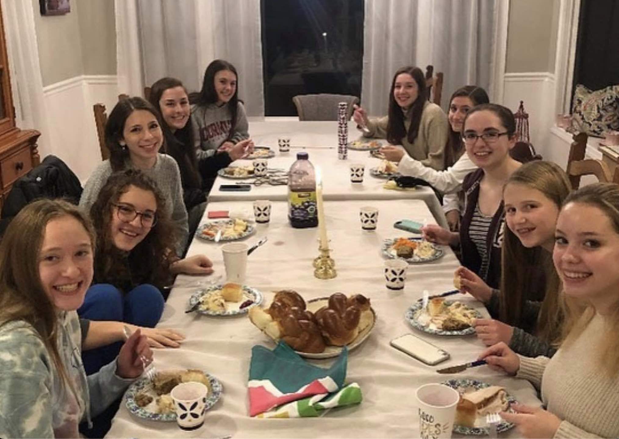 Un groupe de personnes faisant la fête sur scène