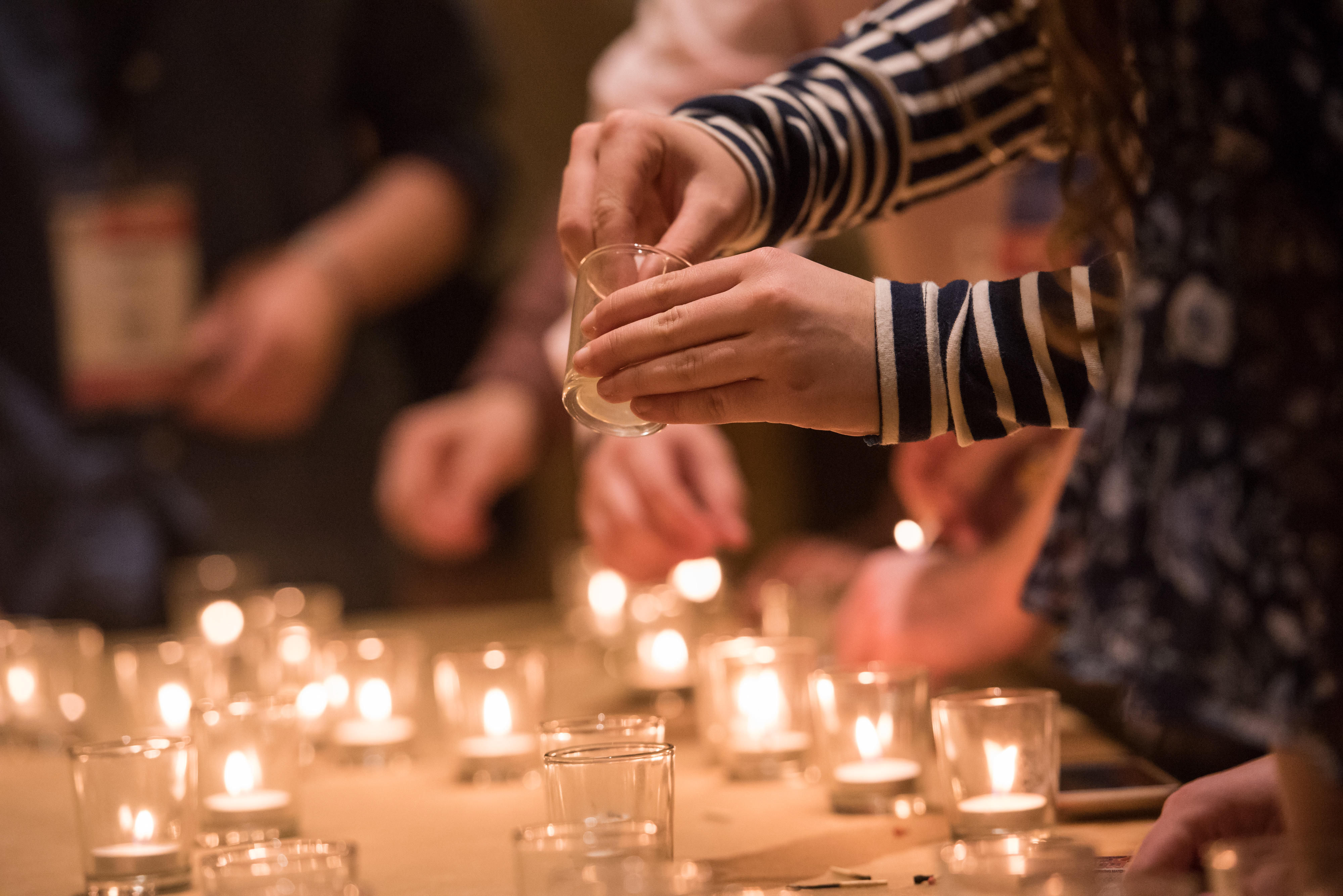 Un groupe de personnes faisant la fête sur scène
