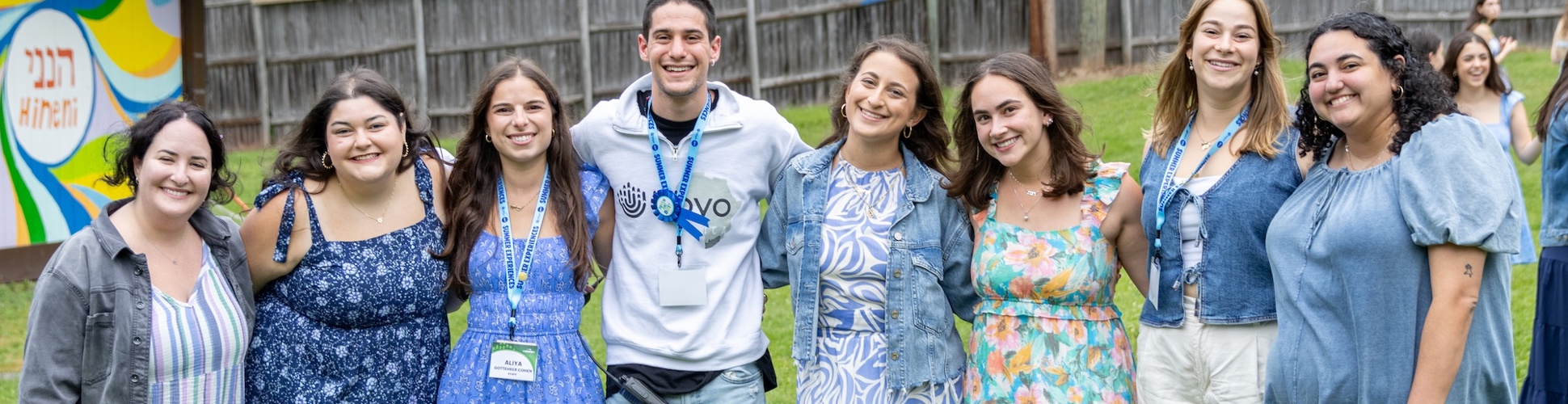 Un groupe de jeunes de tous horizons souriant lors d'un événement communautaire