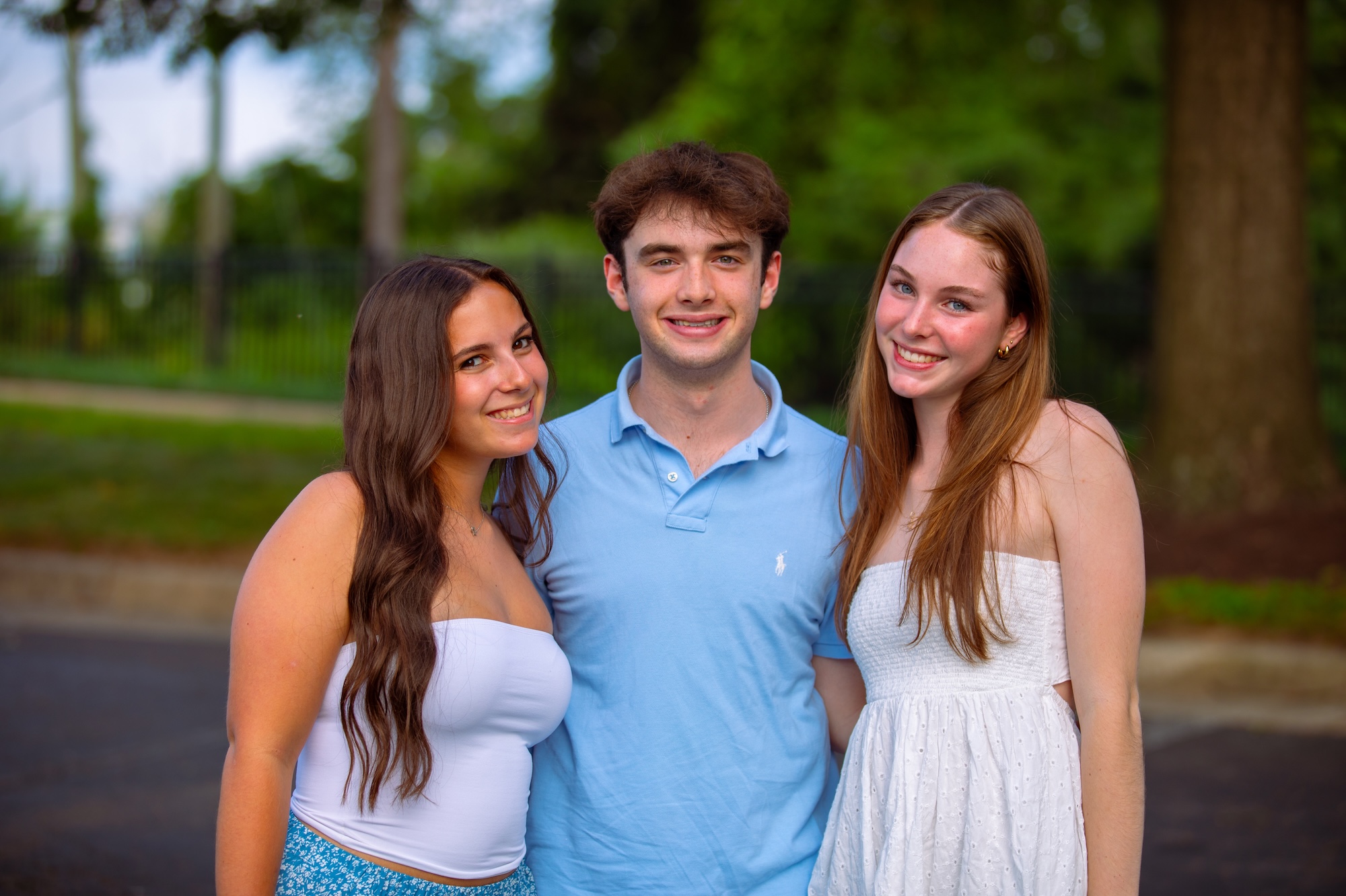 Trois amis assis dans un hamac