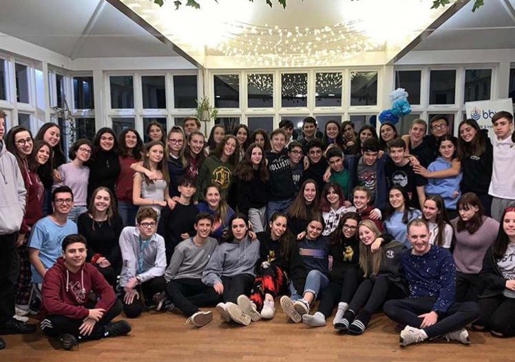 Un groupe de personnes faisant la fête sur scène