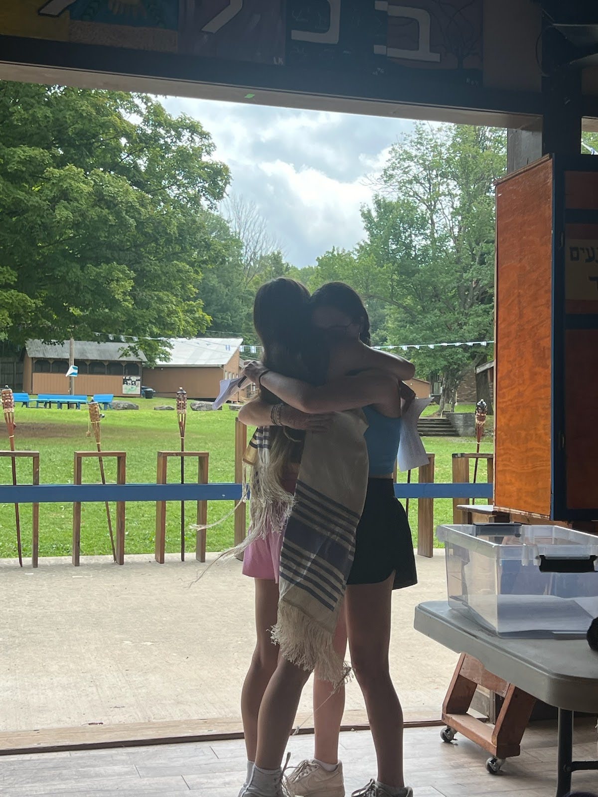 Un groupe de personnes faisant la fête sur scène