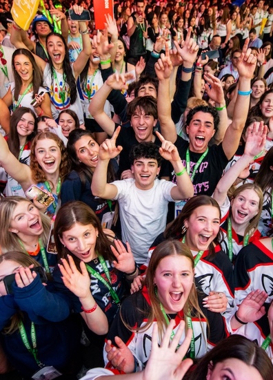 Célébration BBYO , avec des confettis, des lumières et une foule de participants