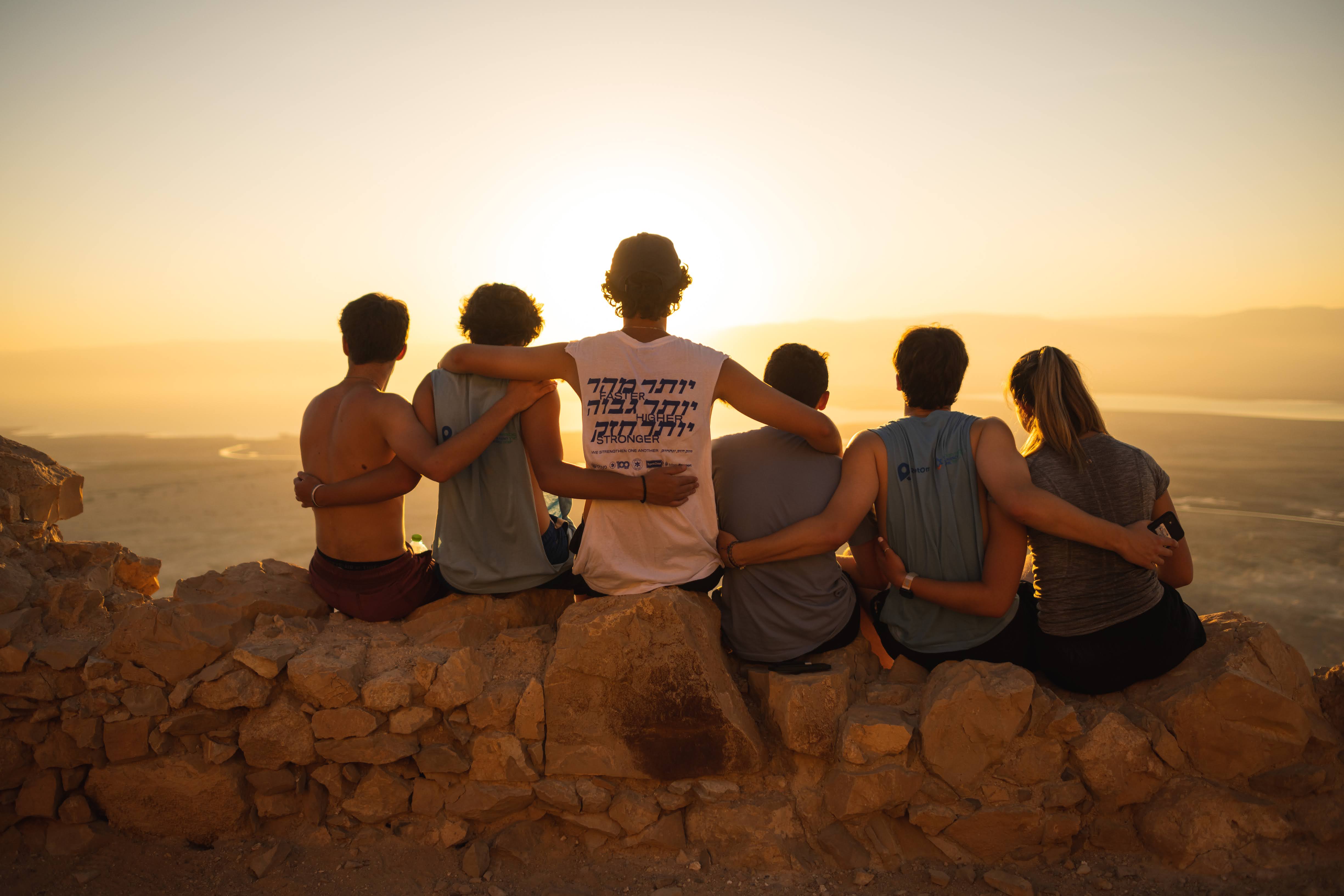 Un groupe de personnes faisant la fête sur scène