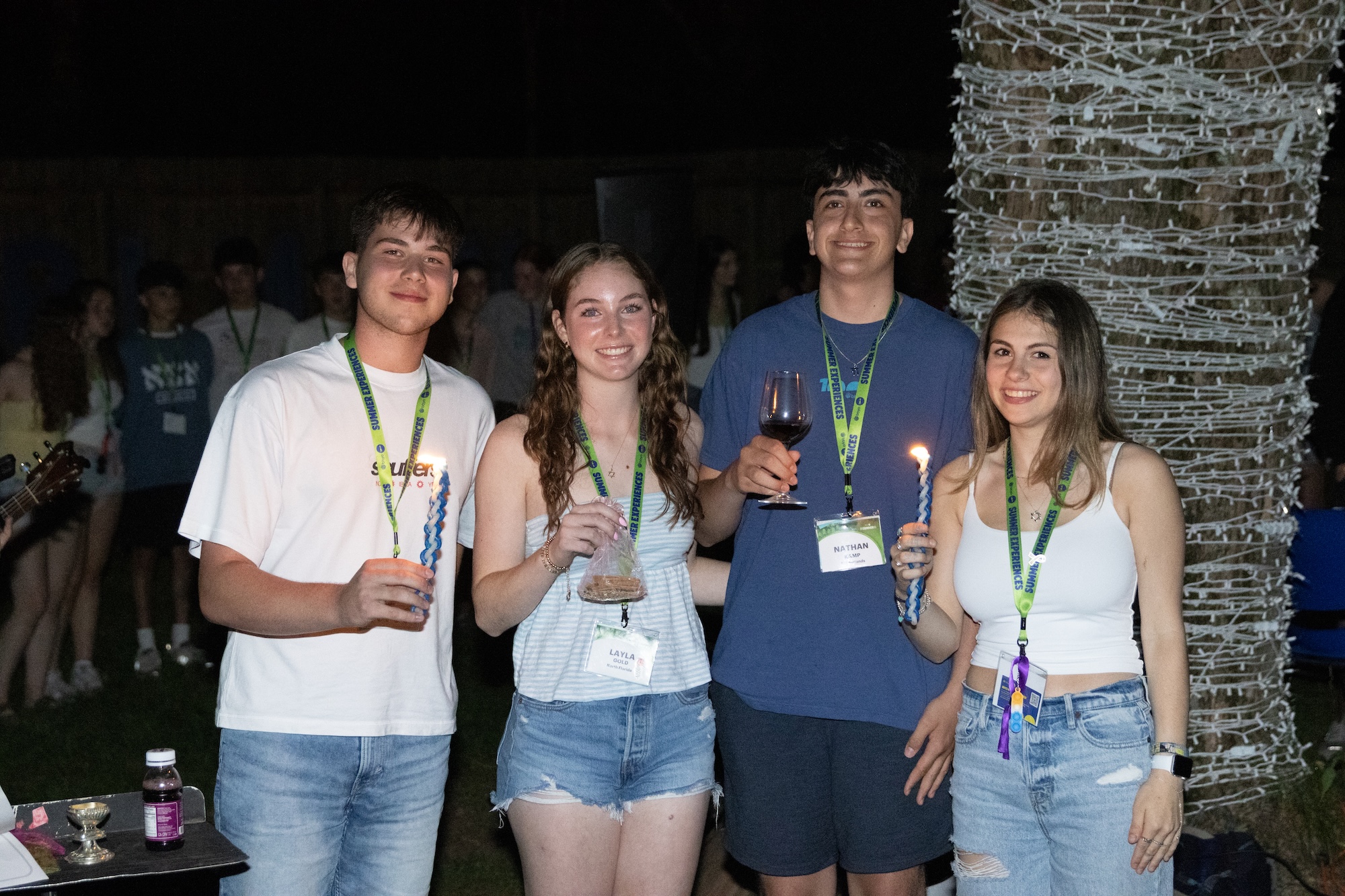 Un groupe de personnes souriant en plein air