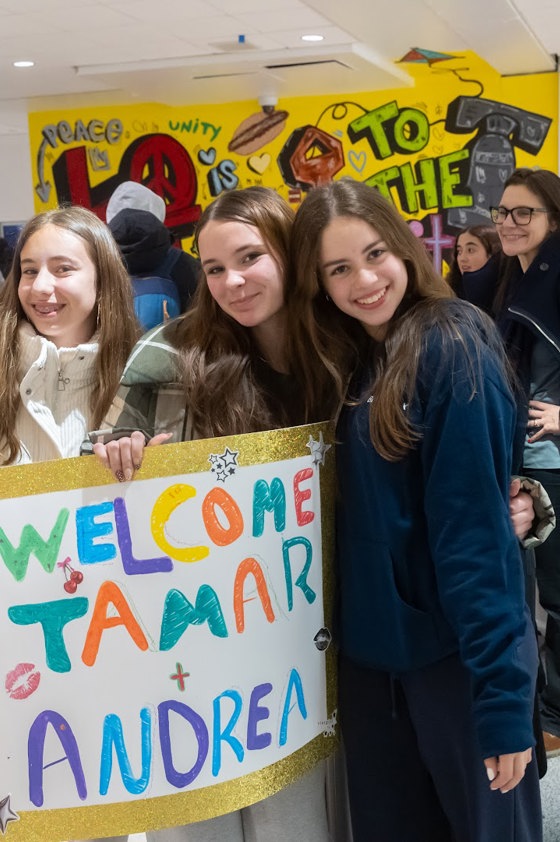 Un groupe de personnes faisant la fête sur scène