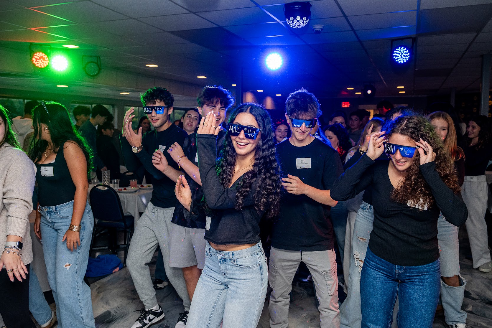 Un groupe de jeunes de tous horizons souriant lors d'un événement communautaire