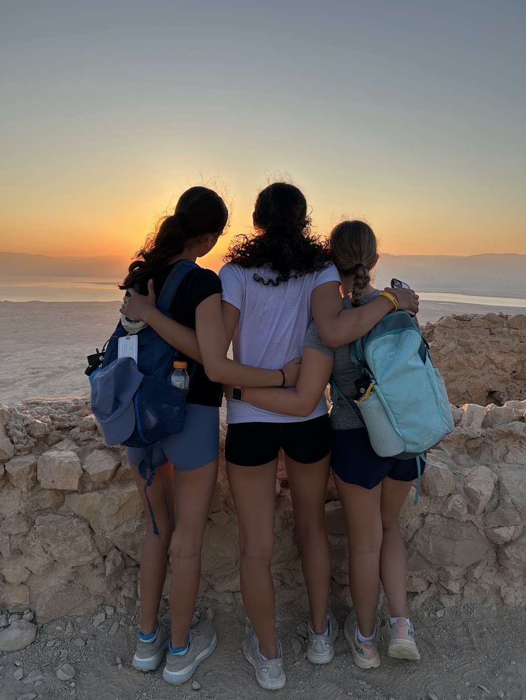 Un groupe de personnes faisant la fête sur scène