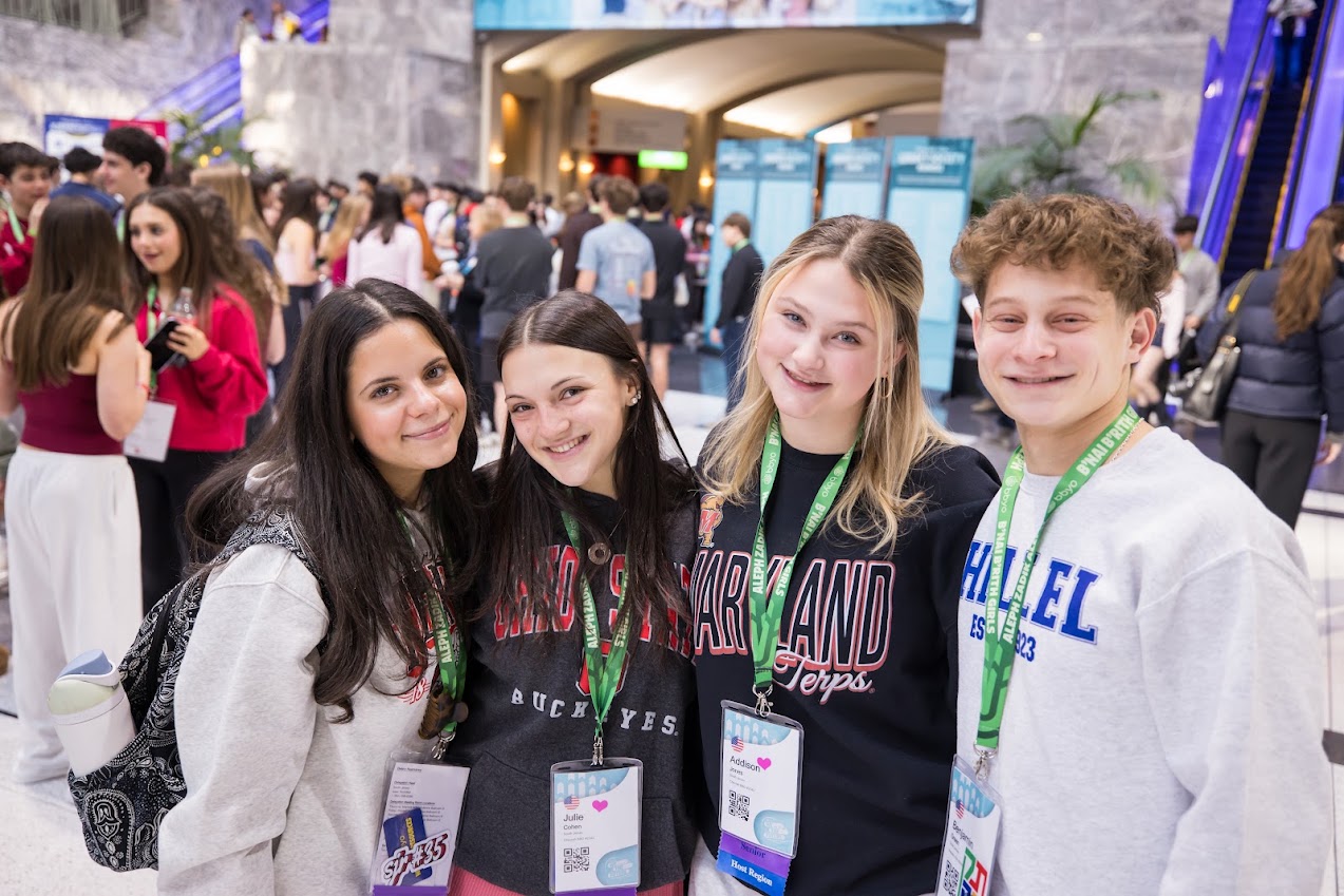 Un groupe de jeunes de tous horizons souriant lors d'un événement communautaire