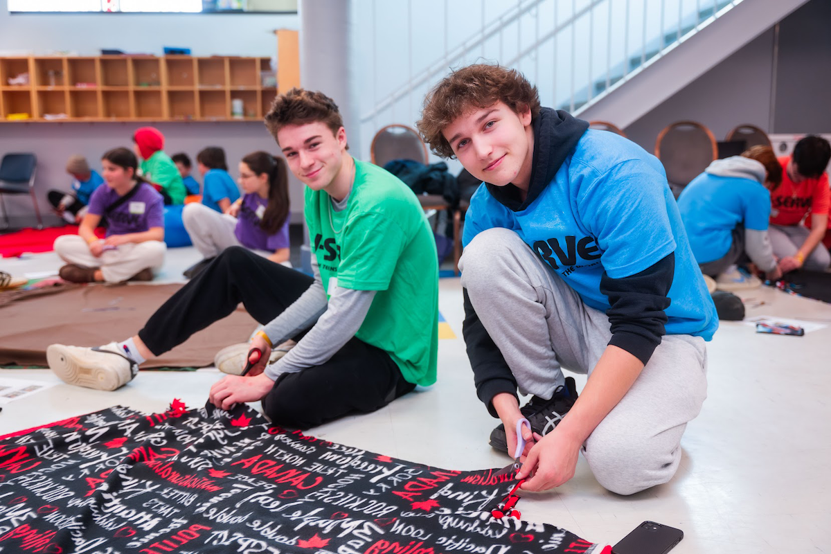 Un groupe de jeunes de tous horizons souriant lors d'un événement communautaire
