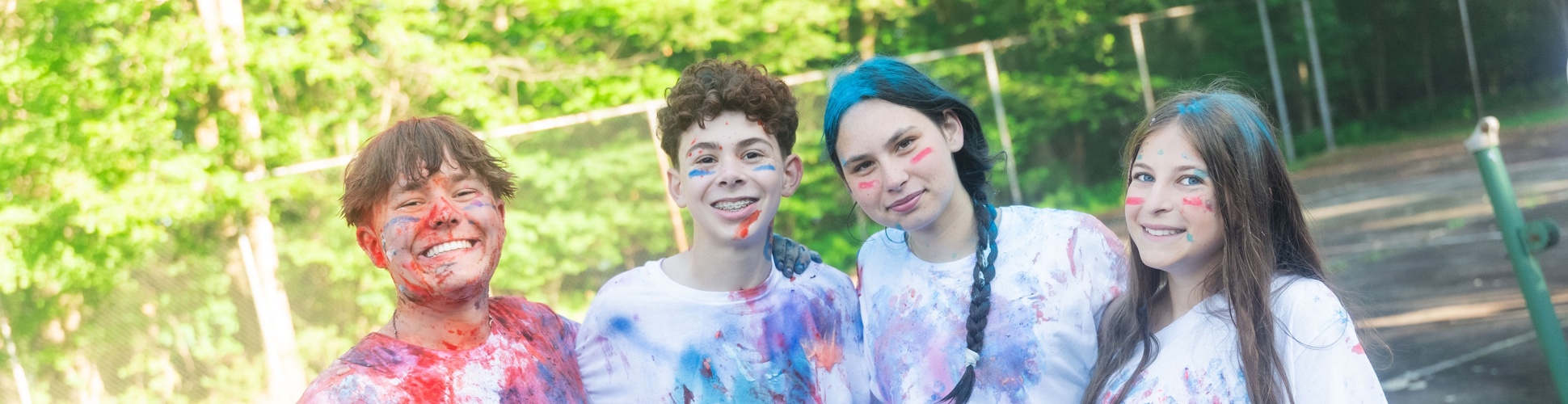 Un groupe de jeunes de tous horizons souriant lors d'un événement communautaire