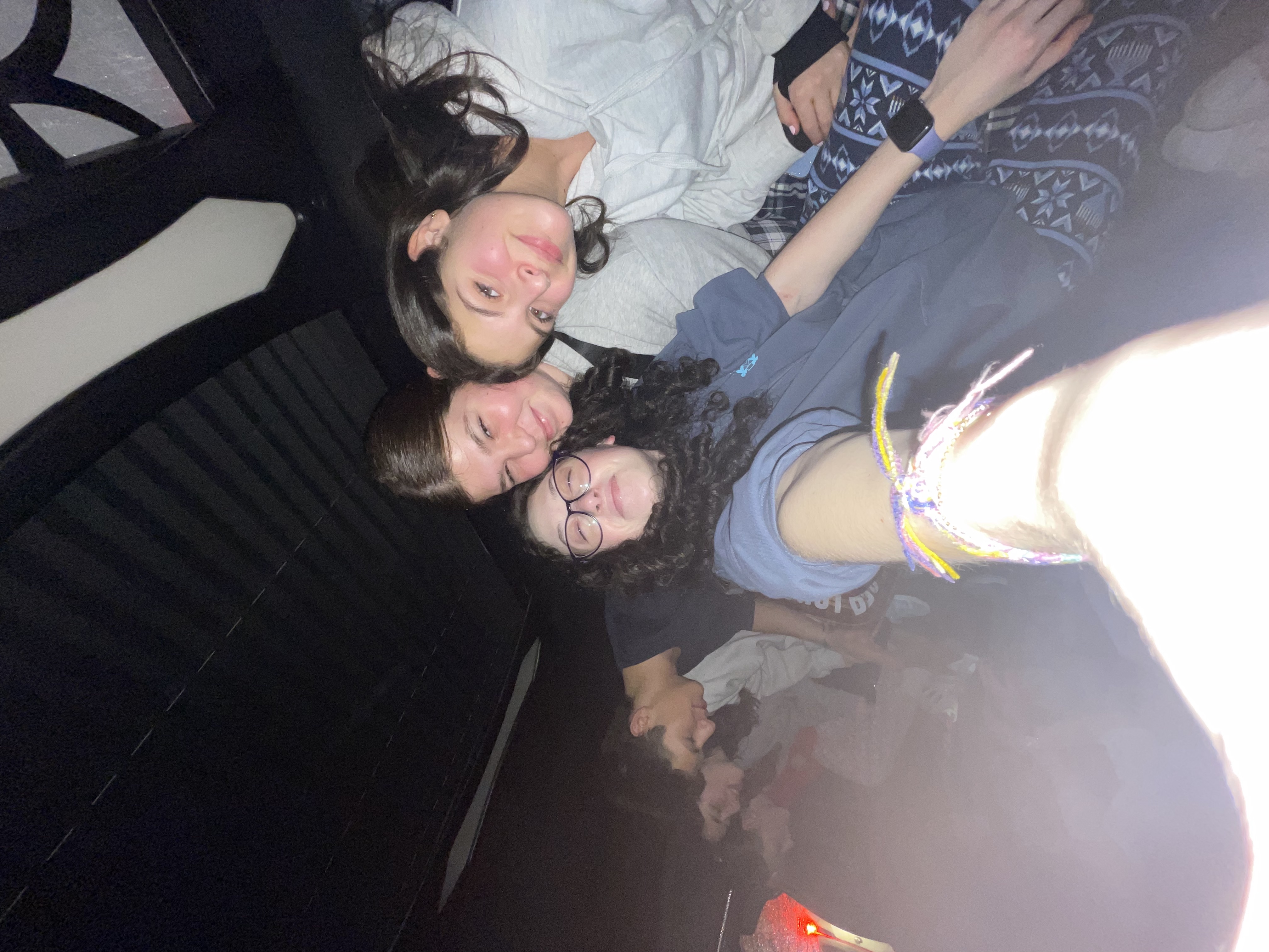 Un groupe de personnes faisant la fête sur scène
